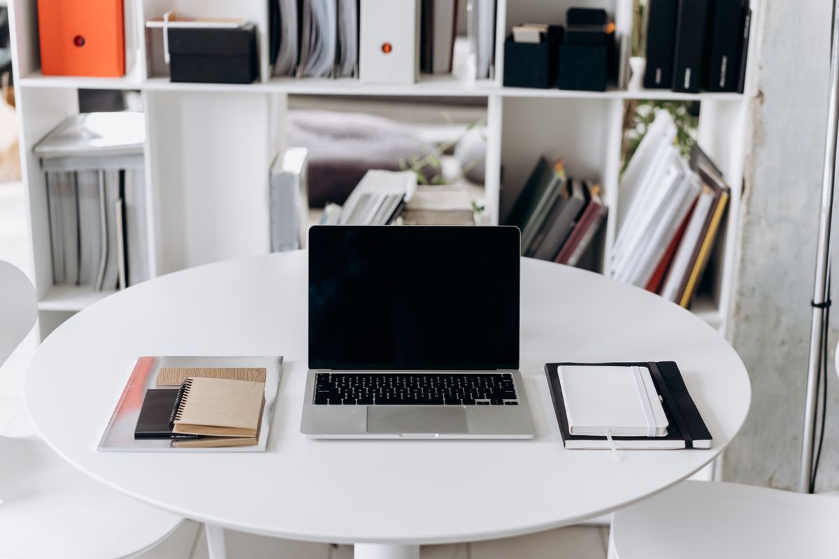 Espacio de trabajo minimalista optimizado para productividad