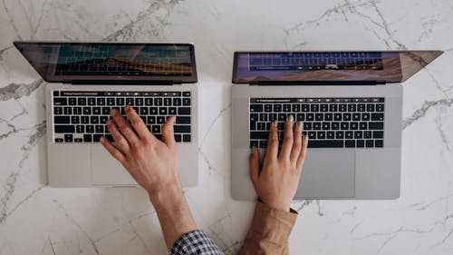 Kostenloses Stock Foto zu aufsicht, hände, laptops