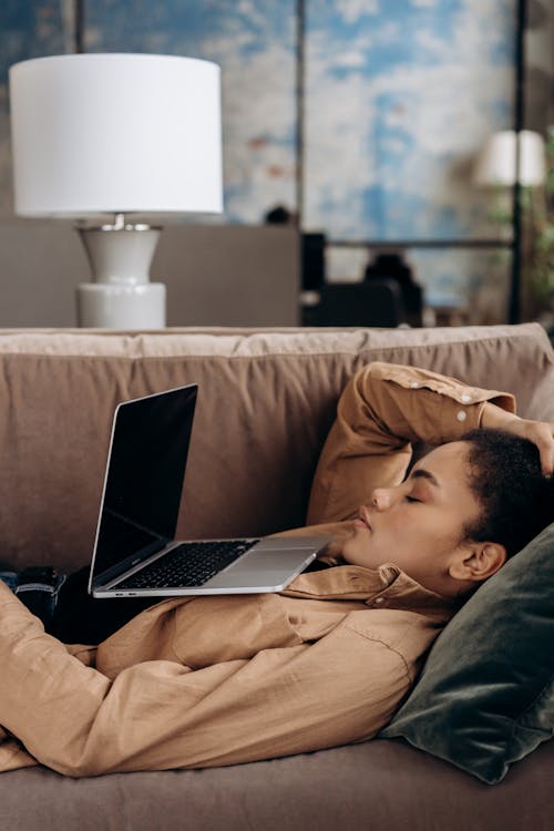 Gratis stockfoto met Afro-Amerikaanse vrouw, computer, moe