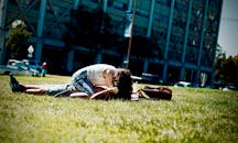 在加利福尼亚州伯克利的草地上，一对年轻夫妇正享受着阳光明媚的一天