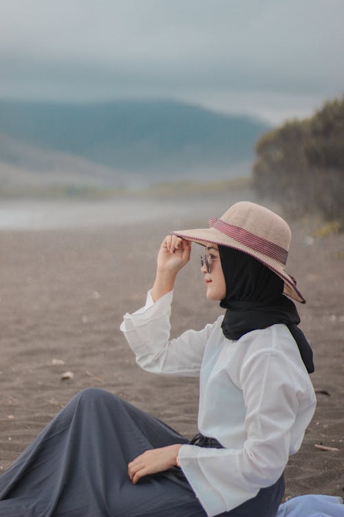 Foto profissional grátis de chapéu, hijab, mangas compridas