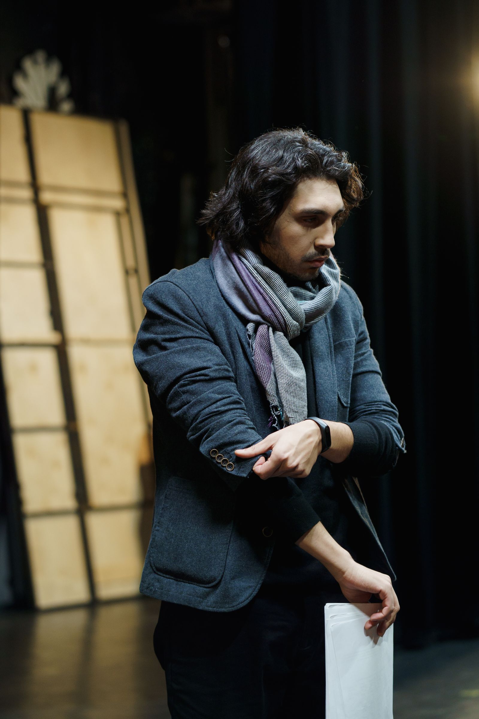 Comédien se préparant avant une répétition dans un théâtre