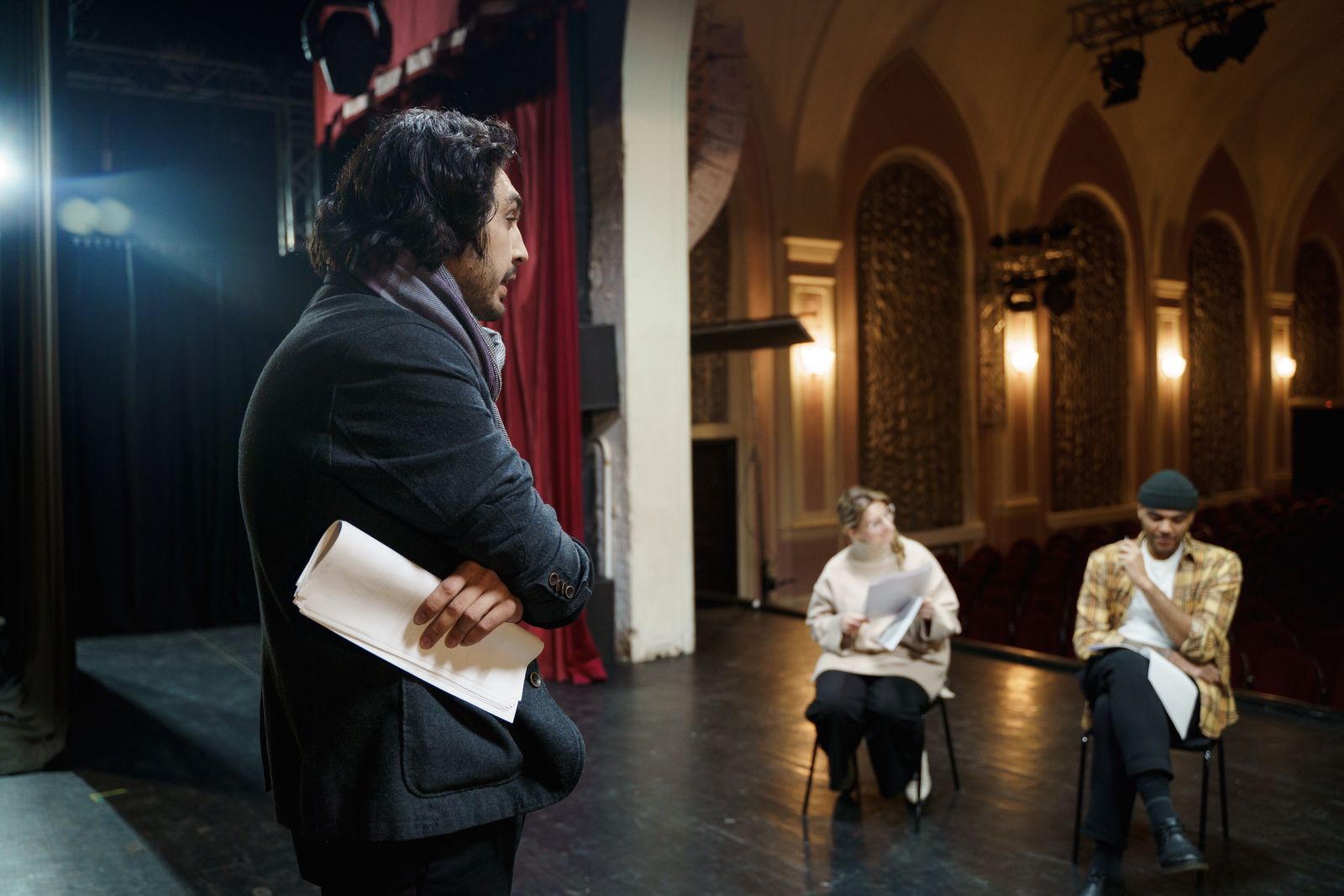 Équipe de théâtre en répétition avec un metteur en scène
