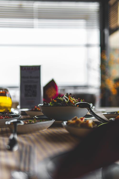 Free Close-up of a vibrant salad in a restaurant, emphasizing health and flavor in a contemporary dining space. Stock Photo
