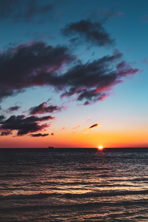 akşam karanlığı, altın saat, deniz içeren Ücretsiz stok fotoğraf