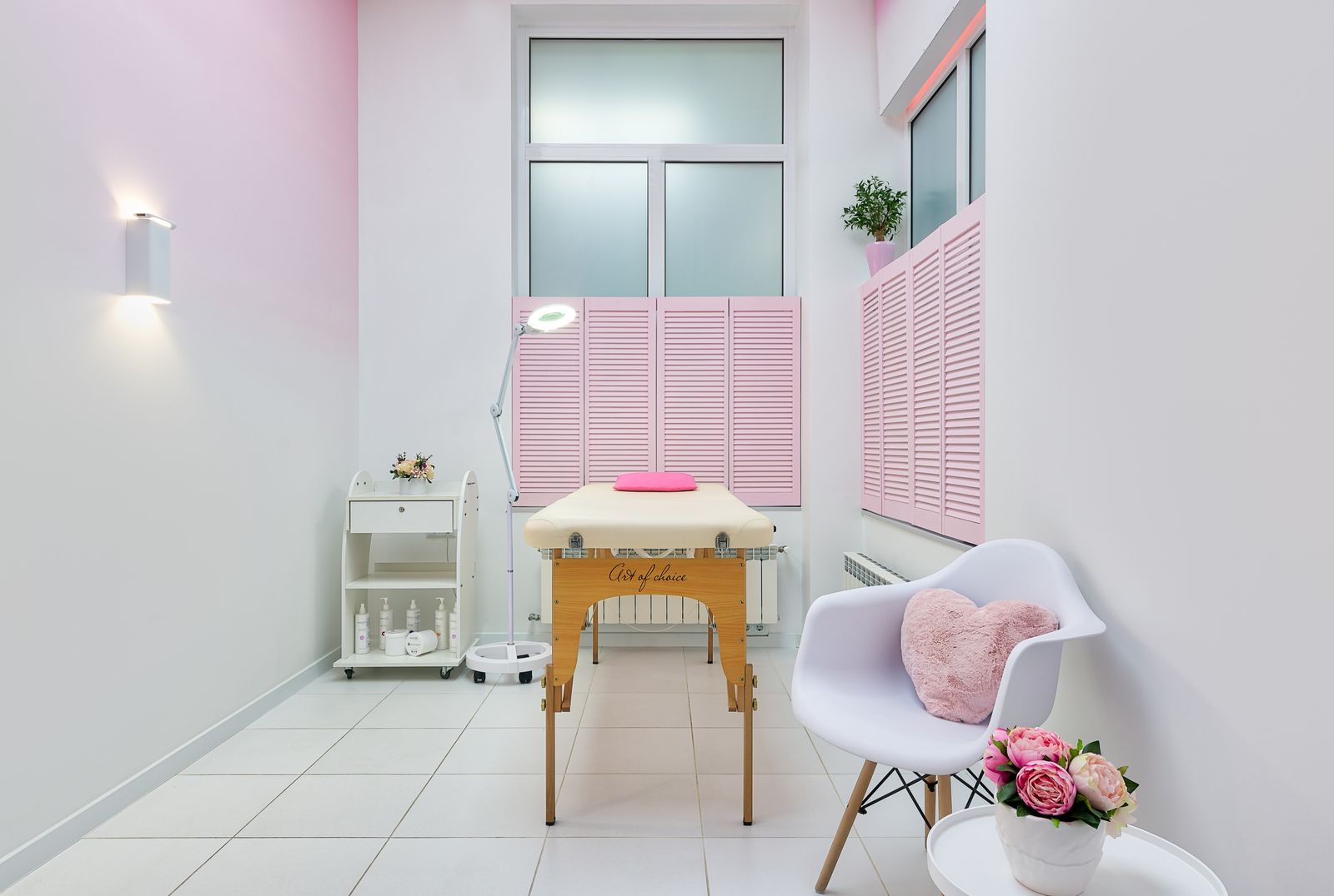 Cabine de soin lumineuse et propre, table recouverte d'un drap blanc