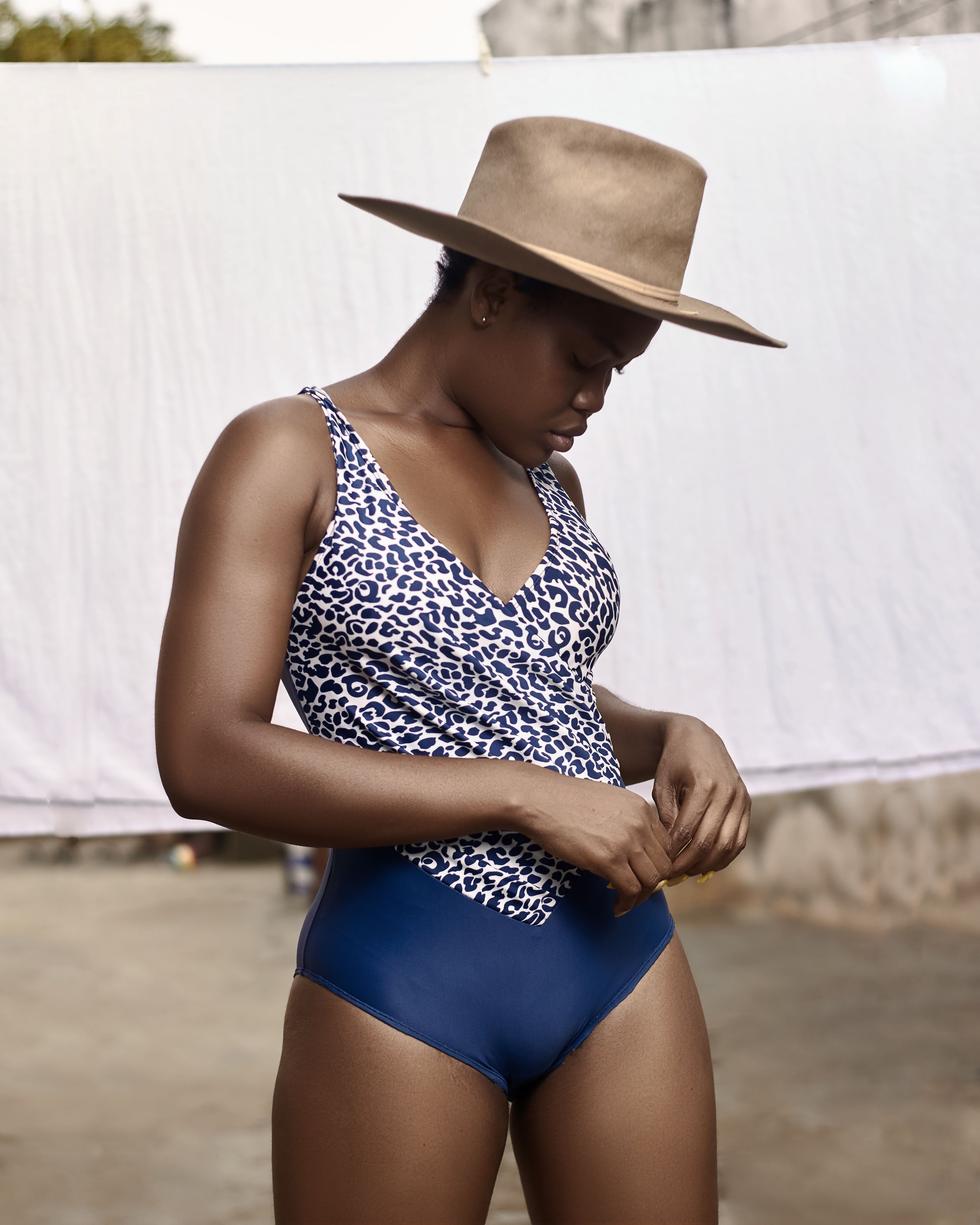Retrato elegante de uma mulher usando um maiô estiloso e chapéu, exibindo a moda de verão.