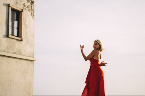 dans etmek, Kadın, kırmızı elbise içeren Ücretsiz stok fotoğraf