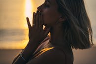 生动的日落时分海边一位女子的剪影肖像