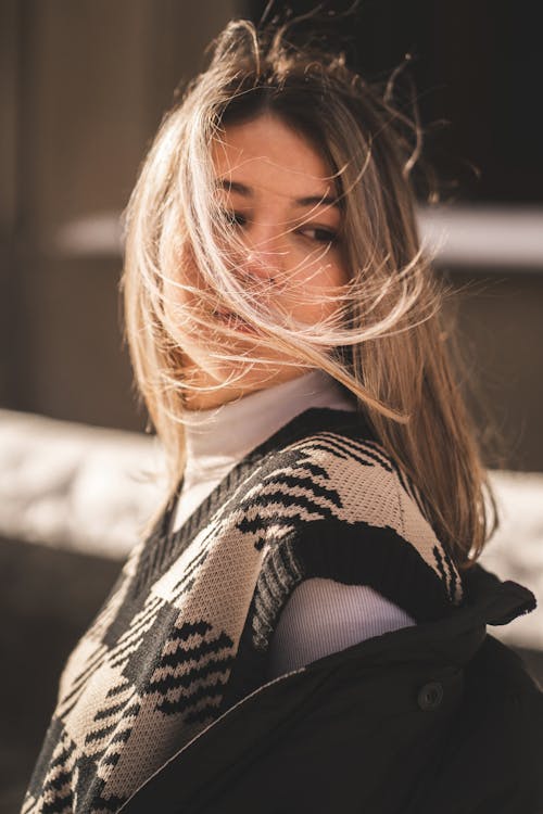 Foto profissional grátis de atraente, colete de suéter, com muito vento