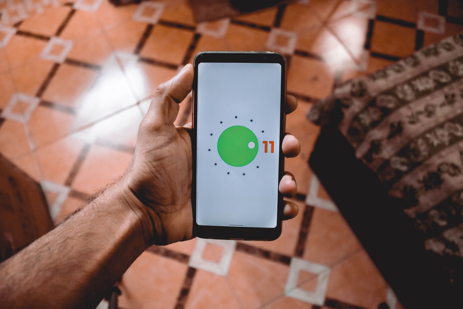 Klientka otwiera rozmowę z salonem na WhatsAppie
