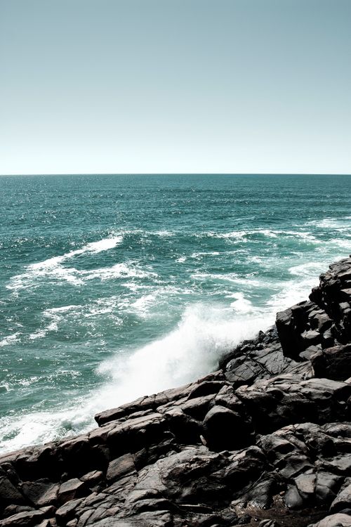 Free Majestic ocean waves crash against rocky cliffs at Noosa Heads, Queensland, capturing nature's raw power. Stock Photo