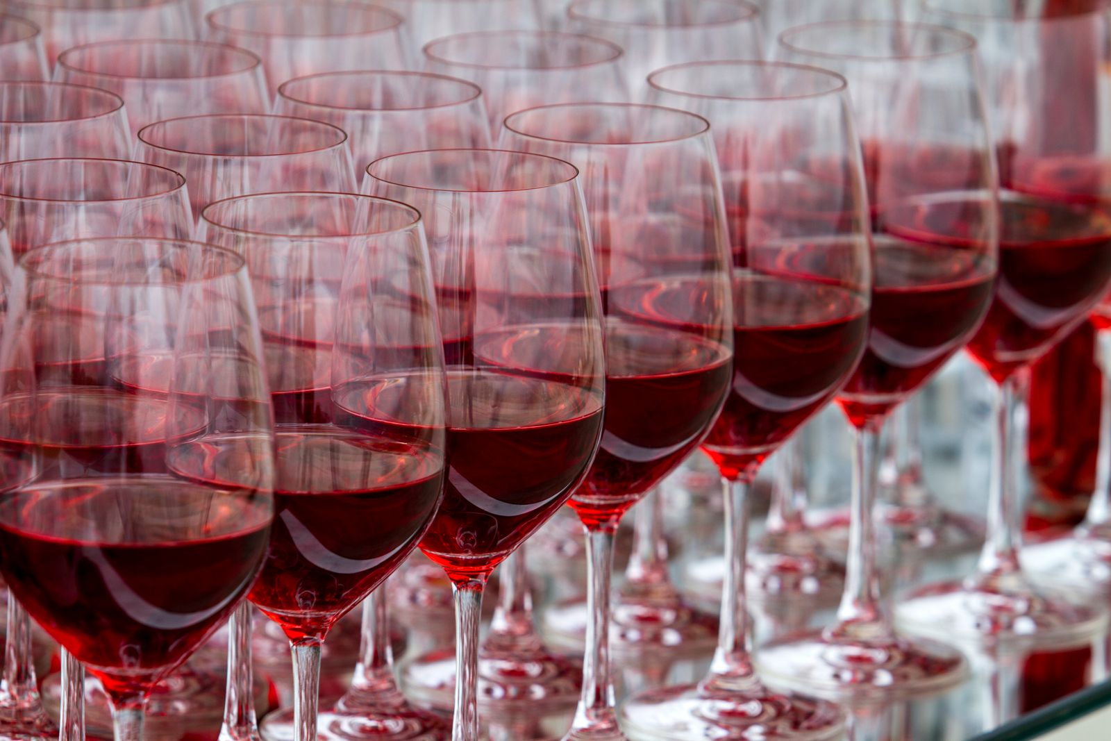 Filas de copas servidas con vino tinto