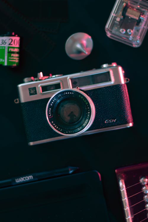 Ingyenes stockfotó analóg fényképezőgép, fekete háttér, film témában