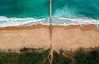 空中拍摄令人叹为观止：绿松石般的海洋、金色沙滩和郁郁葱葱的绿色植物交相辉映