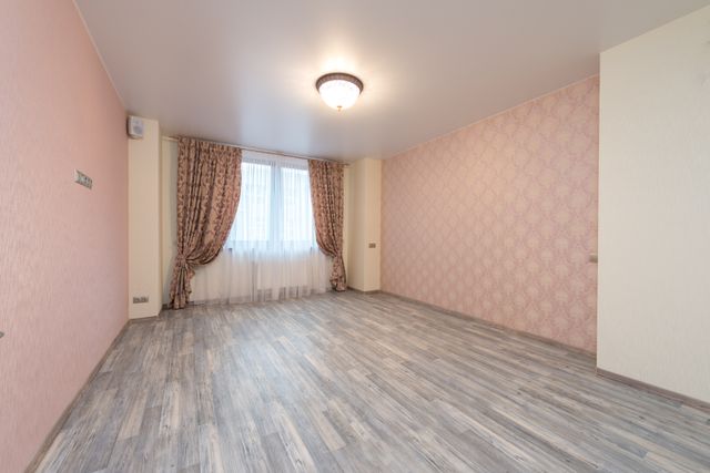 Pièce lumineuse avec revêtement mural papier peint et parquet à Billère