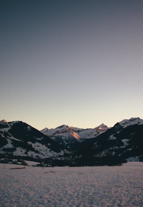 Бесплатное стоковое фото с вертикальный выстрел, гора, заснеженная земля