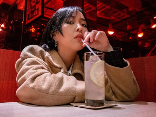 Ingyenes stockfotó ázsiai nő, citromos szelet, fények témában