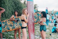 一群年轻女性带着冲浪板，在阳光明媚的海滩上享受欢乐与友谊