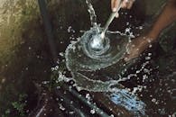 水中的勺子特写镜头捕捉了戏剧性的飞溅，展现了运动与流动性