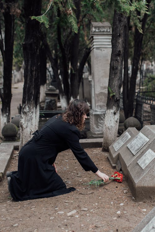 Photo gratuite de bougie, cimetière, fleurs, herbe, mémoire, offrande,  perte, pierres tombales, se souvenir, tombe, tombeau