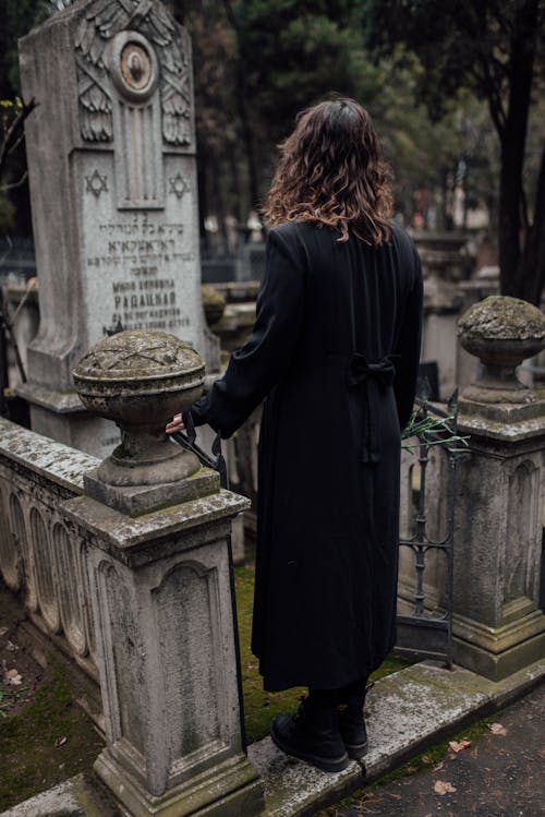 Photo gratuite de bougie, cimetière, fleurs, herbe, mémoire, offrande,  perte, pierres tombales, se souvenir, tombe, tombeau