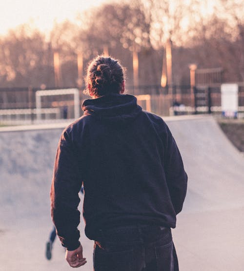 Immagine gratuita di felpa nera, skate park, tiro verticale