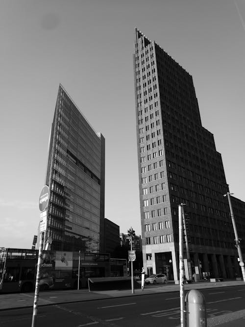 бесплатная Фотография высотного здания в сером масштабе Стоковое фото