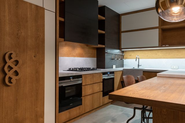 Cuisine moderne en bois après une rénovation complète