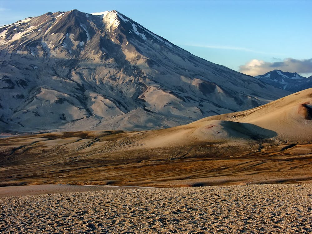 бесплатная фотография бело серой горы рядом с двухцветной коричневой горой в дневное время Стоковое фото