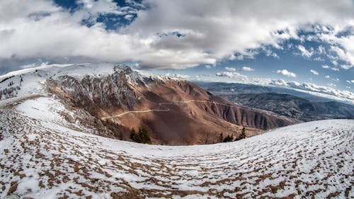 無料 曇り空の下で雪山の風景写真 写真素材