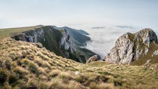 波斯尼亚和黑塞哥维那的崎岖山峰上覆盖着薄雾与草丛