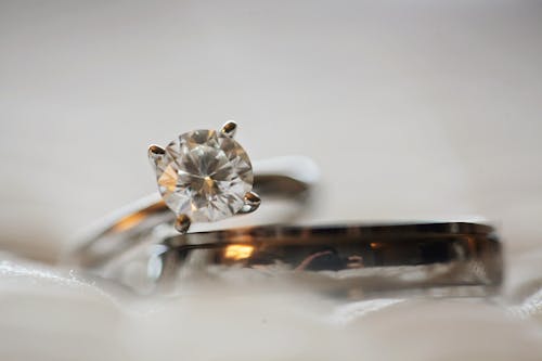 ダイヤモンドスタッドシルバーカラーのエタニティリングのクローズアップ写真