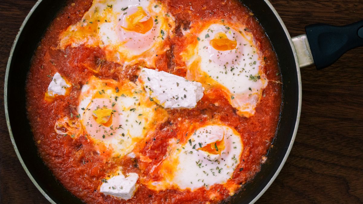 Shakshuka with spinach and coriander