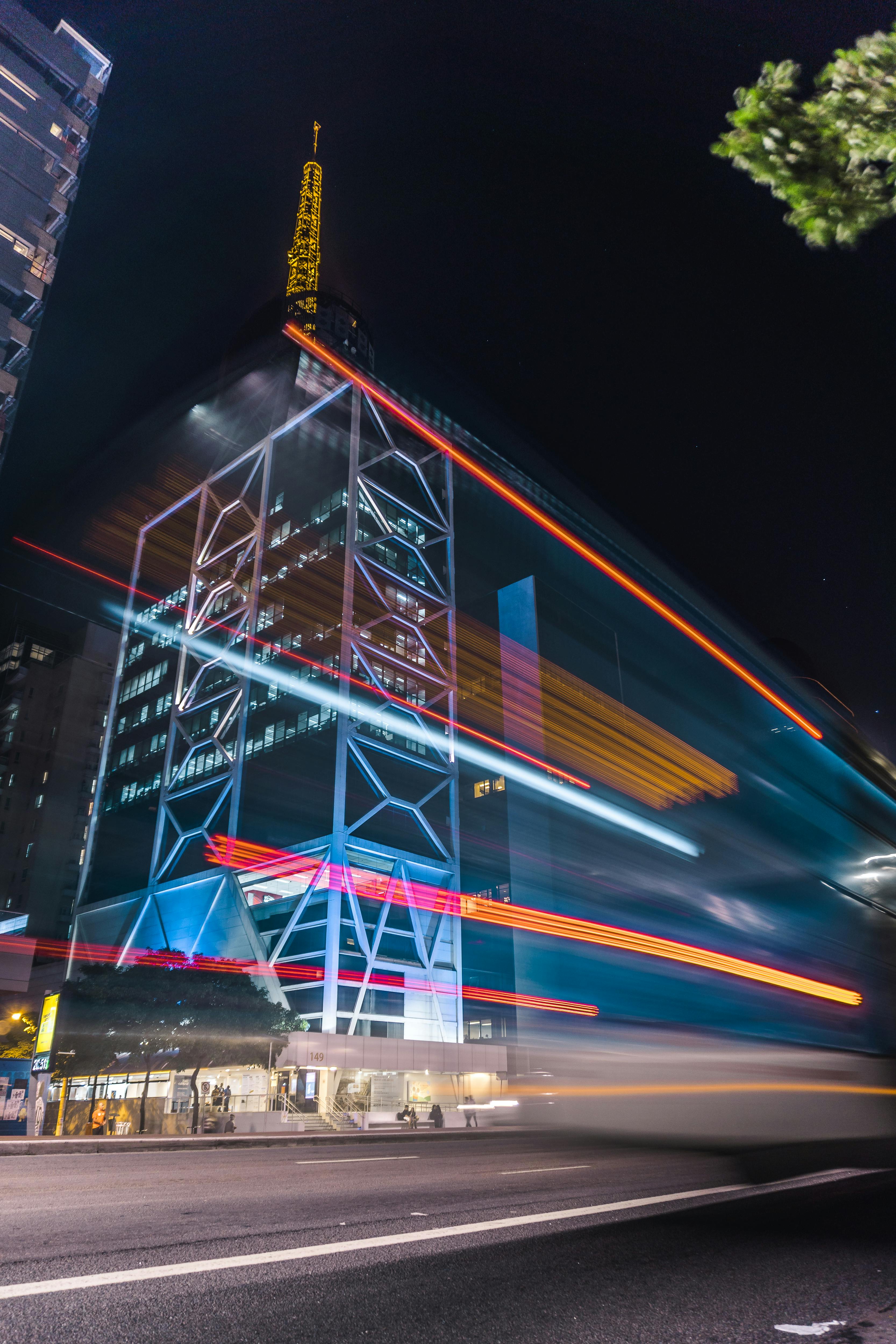 夜间城市场景充满活力，光条纹突出现代建筑