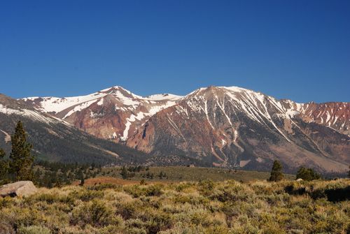 Free Majestic view of snow-capped mountains and blue sky, perfect for nature enthusiasts. Stock Photo