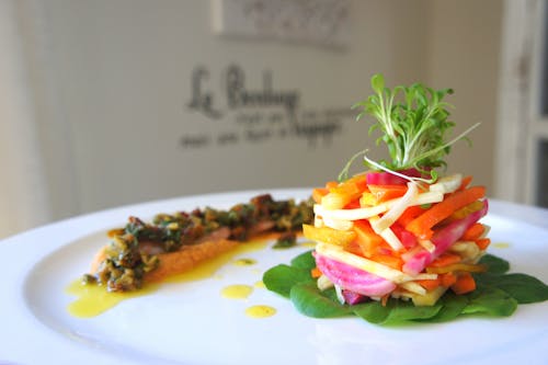 무료 흰색 접시에 야채 샐러드 스톡 사진