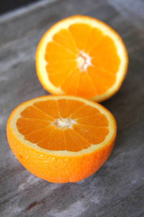 切成薄片的橙色水果