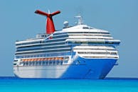 一艘大型游轮在晴朗的日子里，滑行在清澈的蓝色海水中