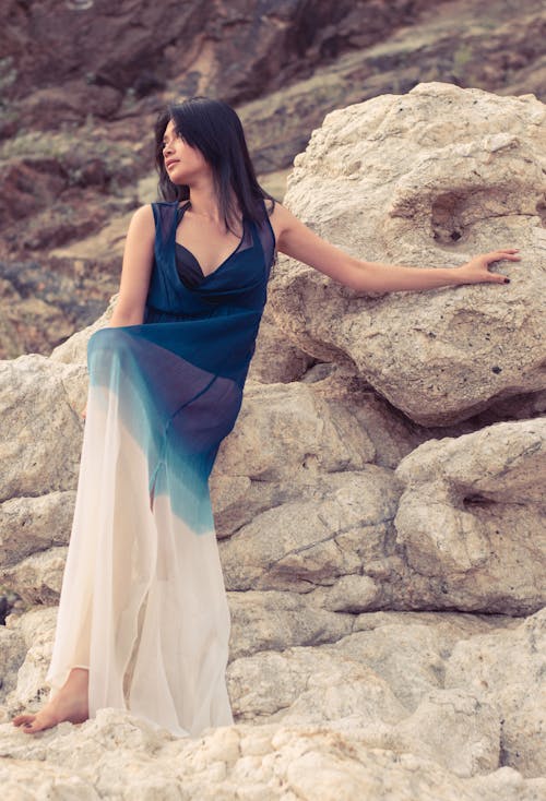 Free Kayanın üzerinde Duran Elbise Giyen Kadın Stock Photo