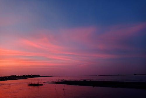 Kostnadsfri bild av dramatisk himmel, flod, gryning