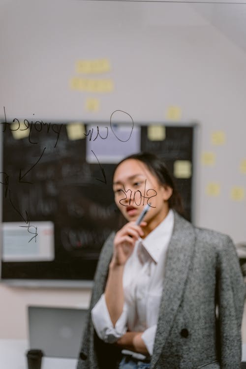 Kostenloses Stock Foto zu asiatische frau, büro, denken