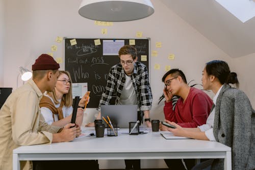 Foto stok gratis bekerja bersama, biro, brainstorming