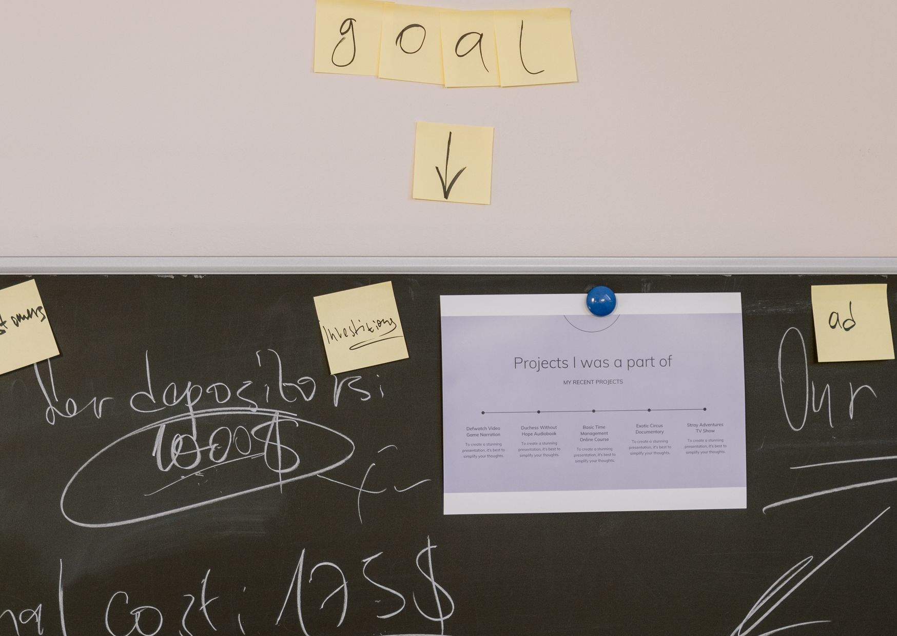 Murs couverts de post-it pendant un atelier de brainstorming