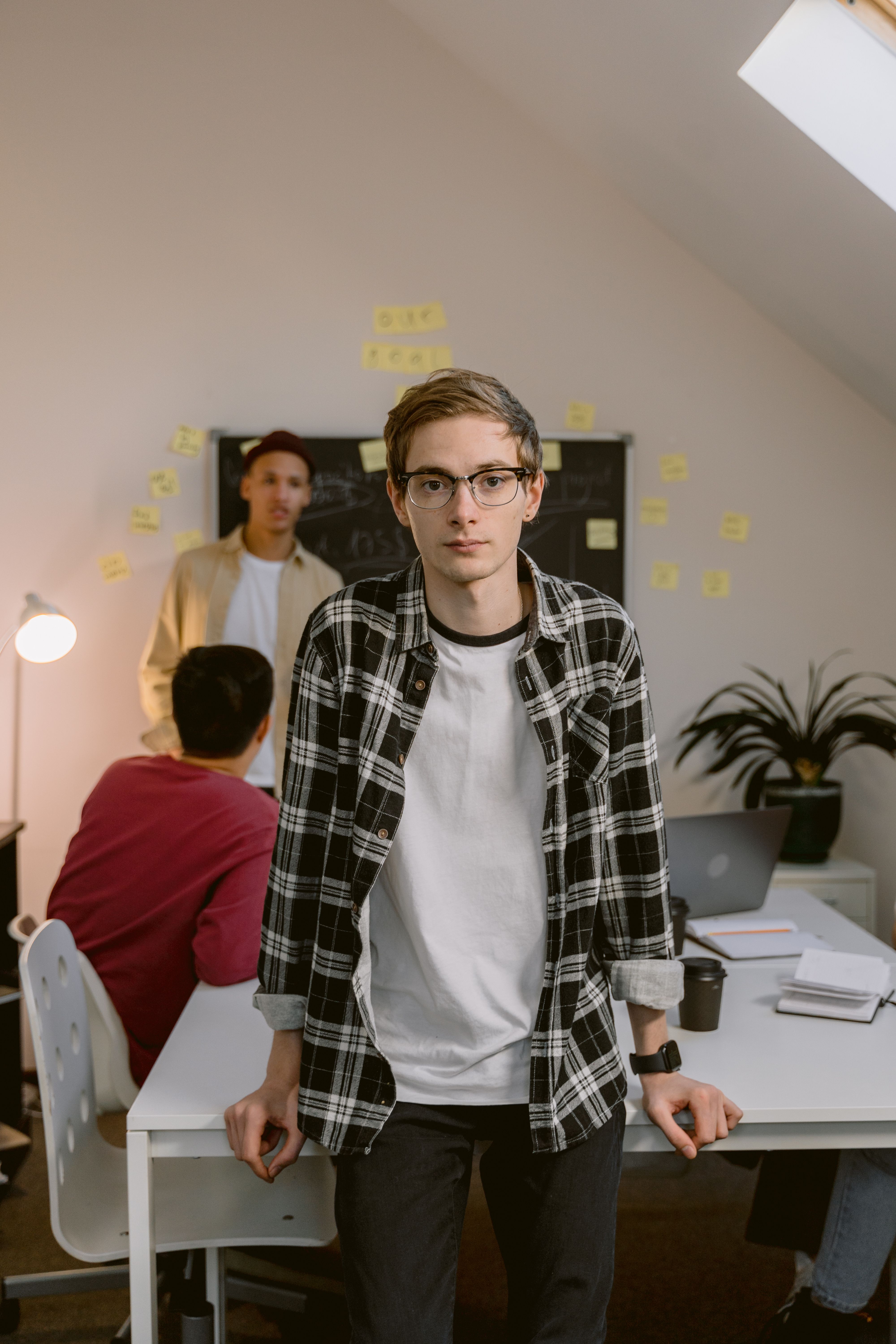 สูตรลับ YouTube Shorts: ทำยังไงให้คนดูหยุดเลื่อน แม้คอนเทนต์จะบ้านๆ (แต่สะกดจิตคนได้!)