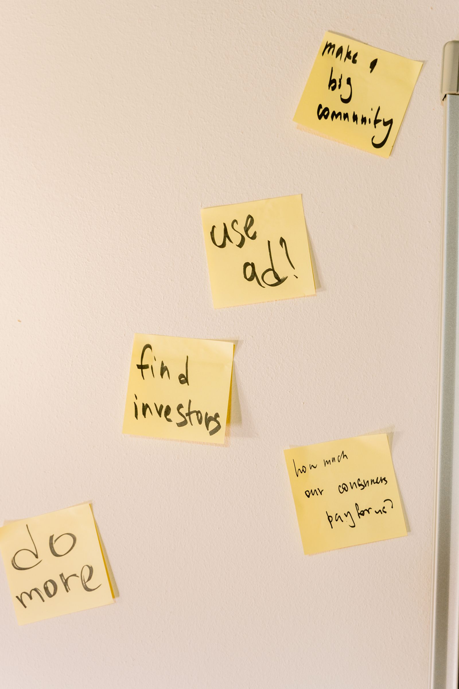 Gelbe Notizzettel mit Ideen an der Wand – nie wieder ideenlos beim Content.