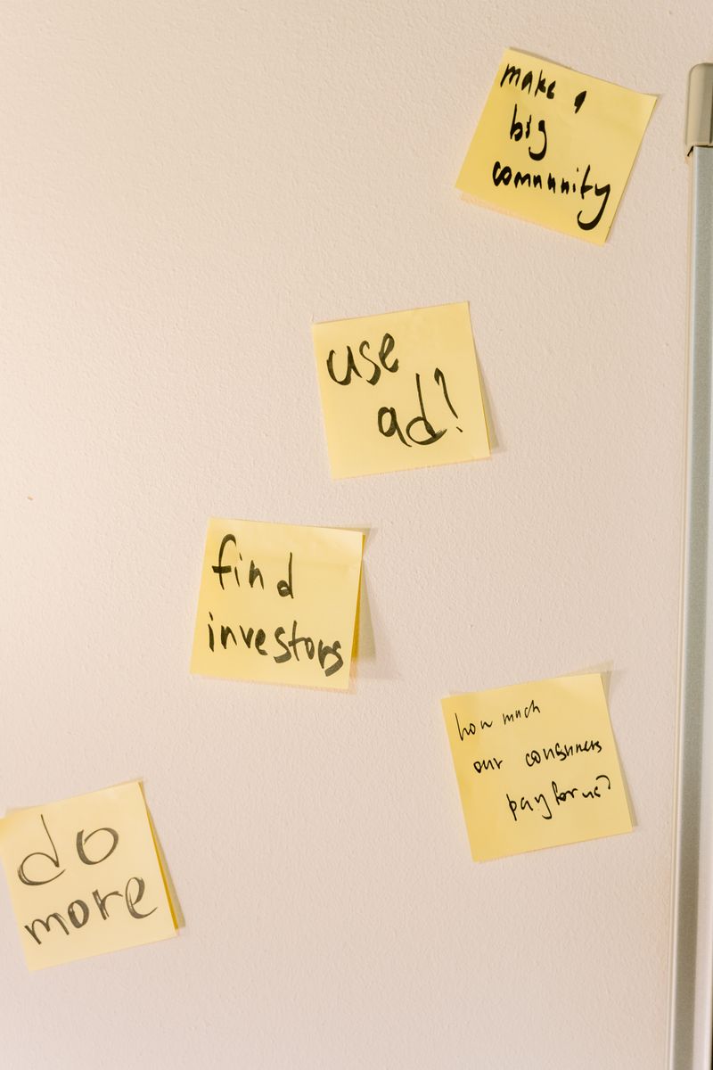 Gelbe Notizzettel mit Ideen an der Wand – nie wieder ideenlos beim Content.