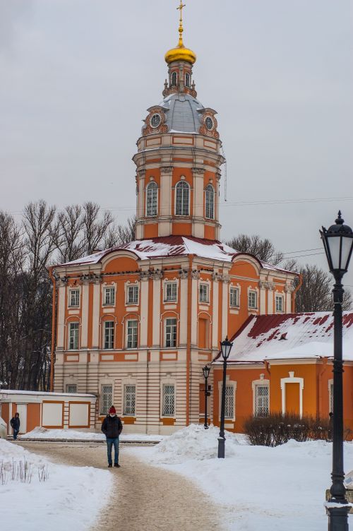 Free A picturesque Baroque church surrounded by snow in a serene winter setting. Stock Photo