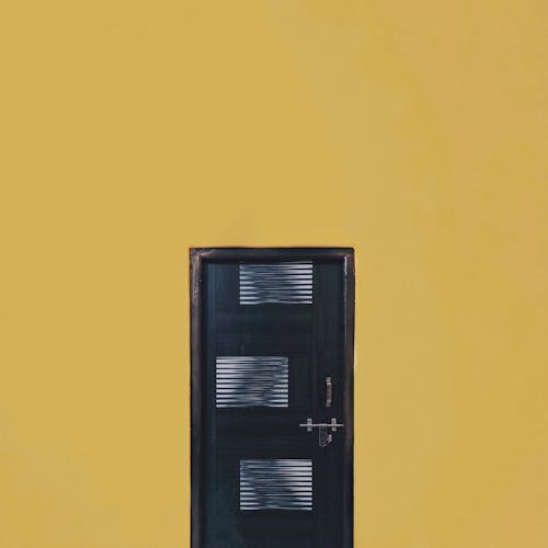 Безкоштовне стокове фото на тему «дерев’яні двері, екстер'єр, жовті стіни»