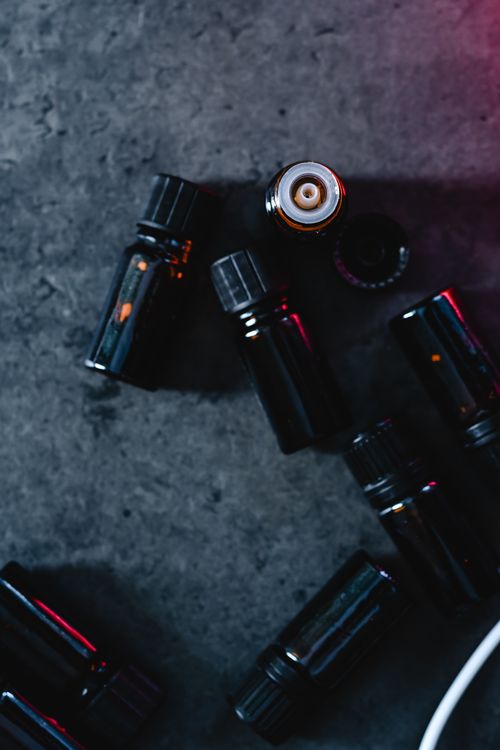 Colección de botellas negras sobre superficie oscura